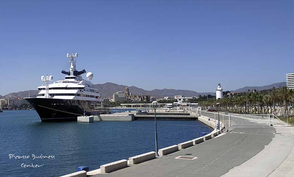 Puerto deportivo para superyates Málaga Marina a 11 minutos en coche